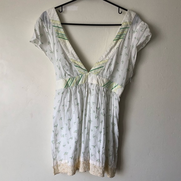 Free People Tops - Free People Adorable Boho Floral Short Sleeve Top w/ Deep V-Neck
